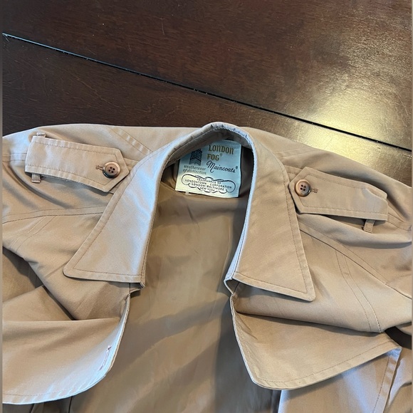 London Fog Maincoats Trench Coat. Tan, Size 10 Petite. Very Good Condition - Picture 12 of 12